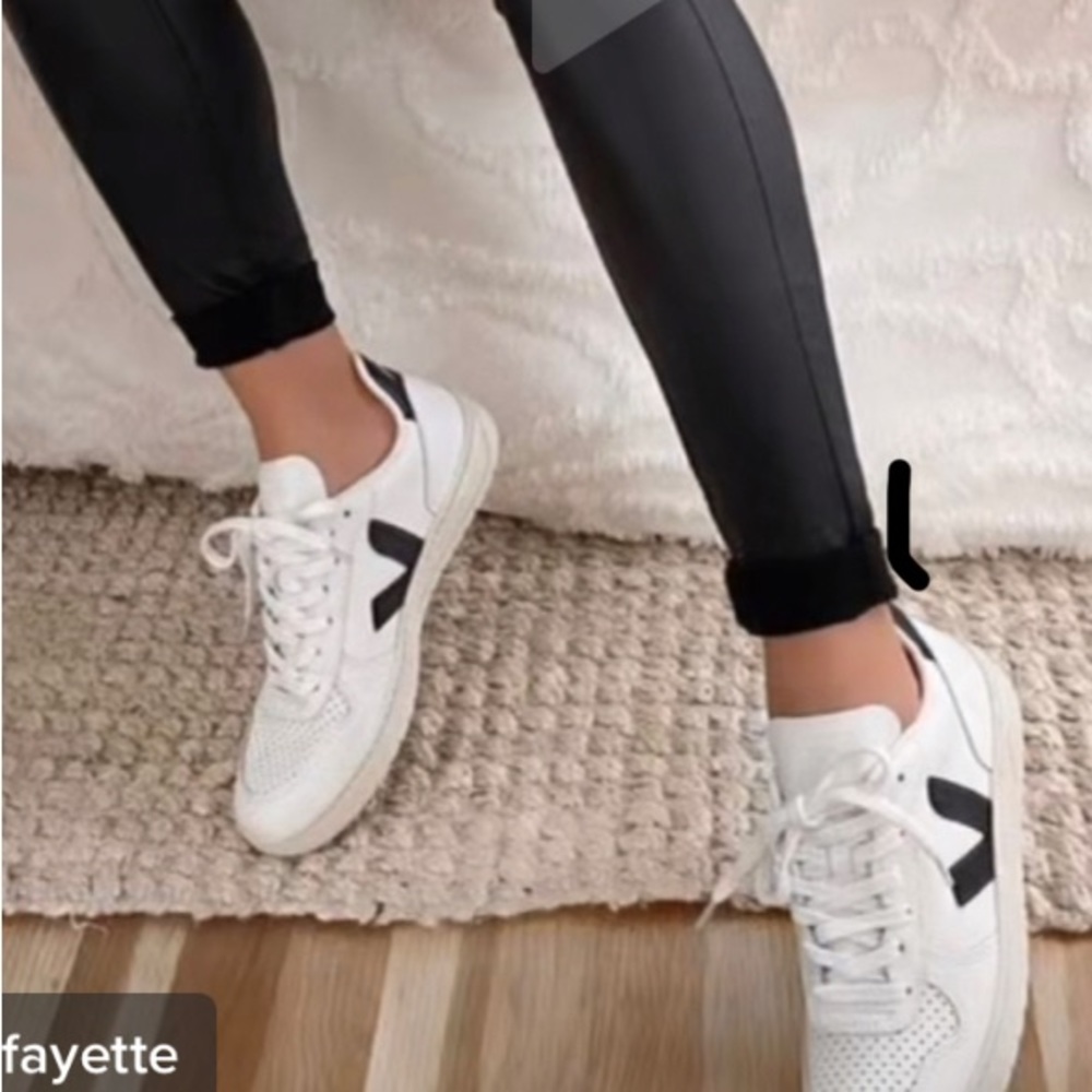 VEJA White & Black V-10 Womens Sneakers - Used